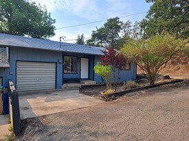 1165 NE Ridge Ave in Roseburg, OR - Building Photo