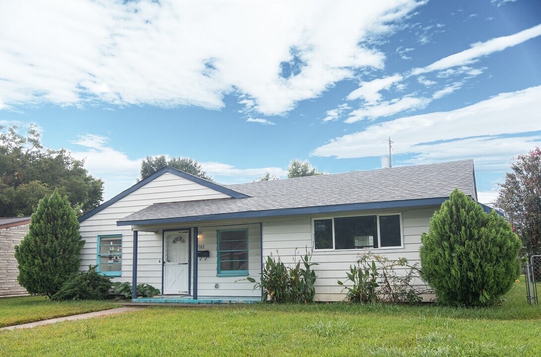 2102 Norman St in Pasadena, TX - Foto de edificio