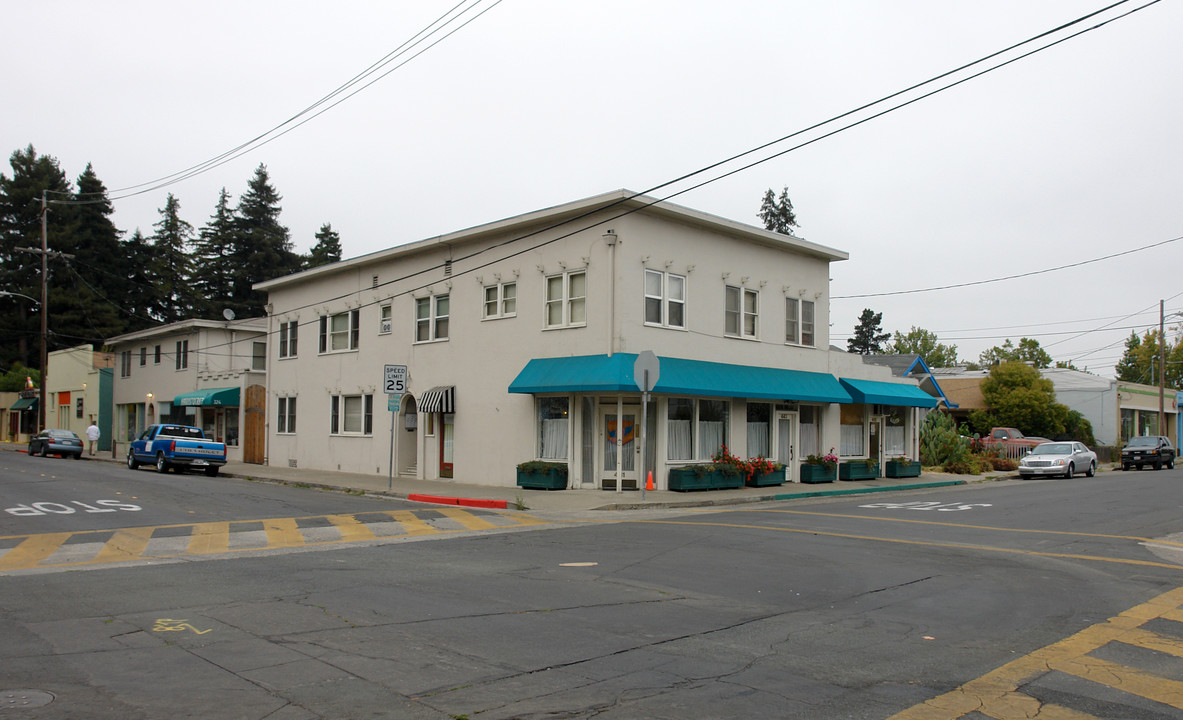 441 Sebastopol Ave in Santa Rosa, CA - Foto de edificio