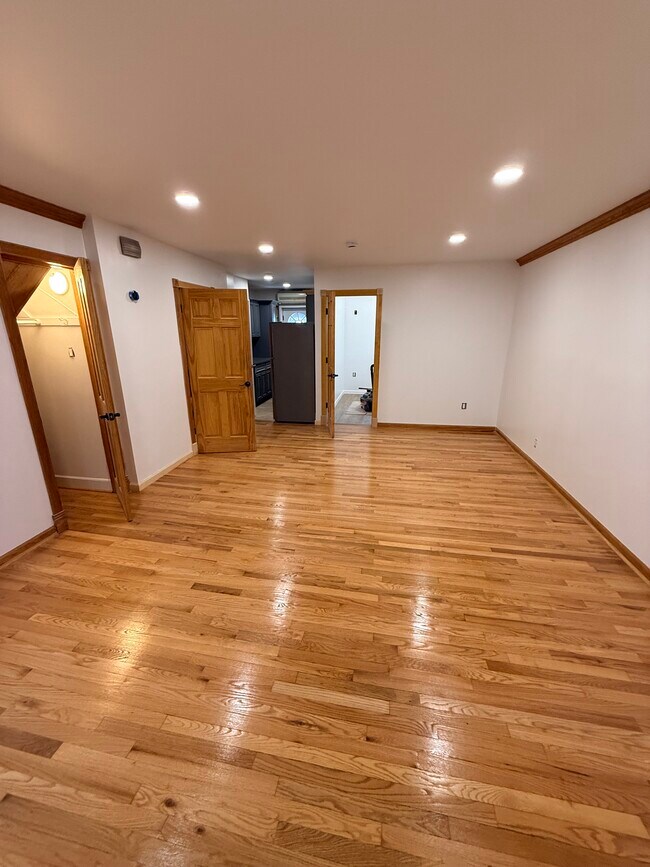 2068 33rd St, Unit 1 in Astoria, NY - Foto de edificio - Building Photo