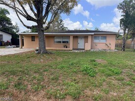 434 Muskegon Ave in Ft. Myers, FL - Building Photo