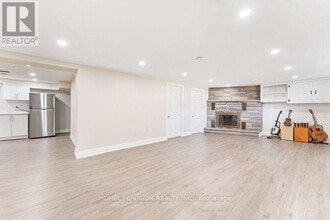 162 Queen St in Newmarket, ON - Building Photo - Building Photo