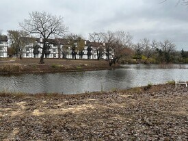 Magnolia Lake Apartments in Wichita, KS - Building Photo
