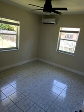 2489 SW 27th St in Miami, FL - Foto de edificio - Building Photo