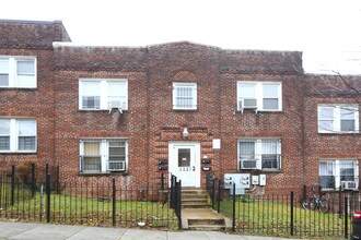 1227 Holbrook Ter NE in Washington, DC - Foto de edificio - Building Photo