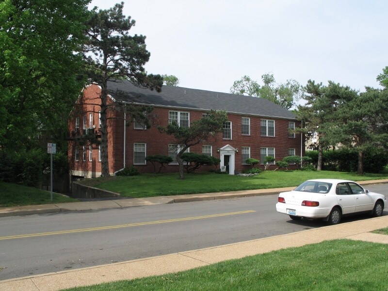 8154-8156 Whitburn Dr in Clayton, MO - Foto de edificio