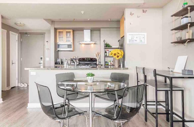 11011 NE 9th St in Bellevue, WA - Foto de edificio - Building Photo