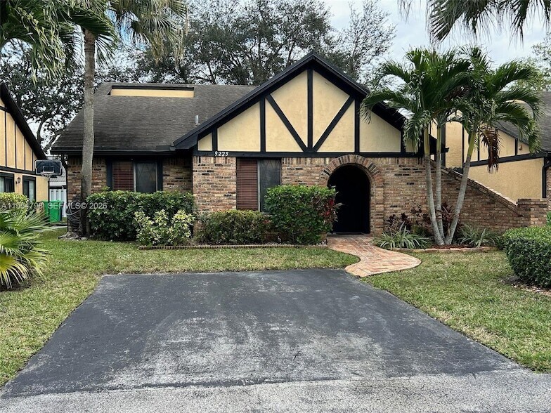 9225 NW 49th Pl in Sunrise, FL - Building Photo