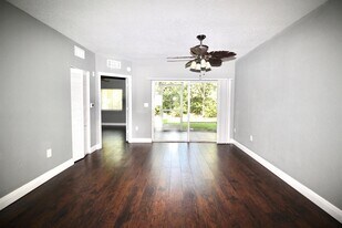 1115 Golden Lakes Blvd, Unit 512 in Royal Palm Beach, FL - Building Photo