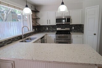 7507 Sunny Oaks Way in Houston, TX - Foto de edificio - Building Photo