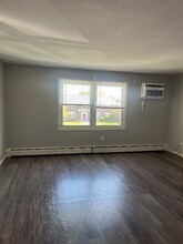 250 Bloomfield Ave in Windsor, CT - Building Photo - Building Photo