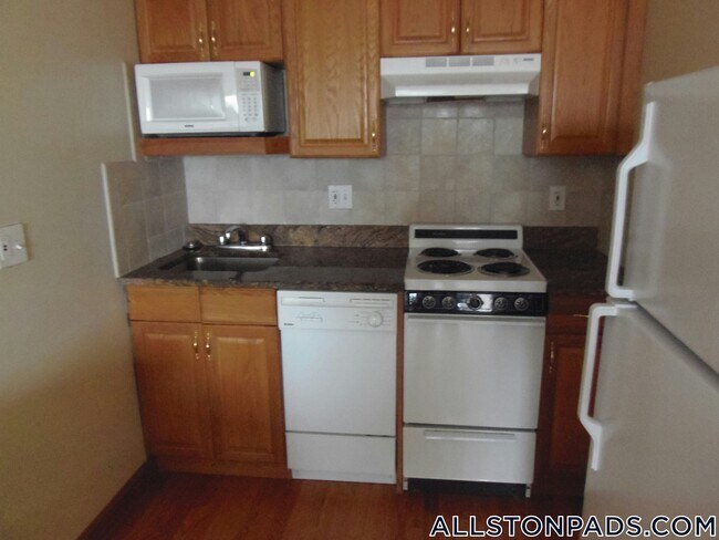 1110 Commonwealth Ave in Boston, MA - Building Photo - Building Photo