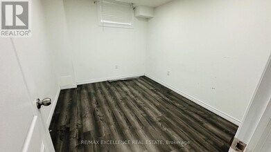 128 S Creek Dr in Kitchener, ON - Building Photo - Building Photo