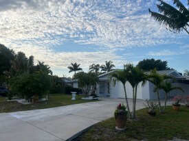 1313 Mango Ave in Venice, FL - Building Photo