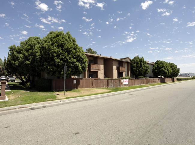 Crestview North Apartments in Bakersfield, CA - Foto de edificio - Building Photo