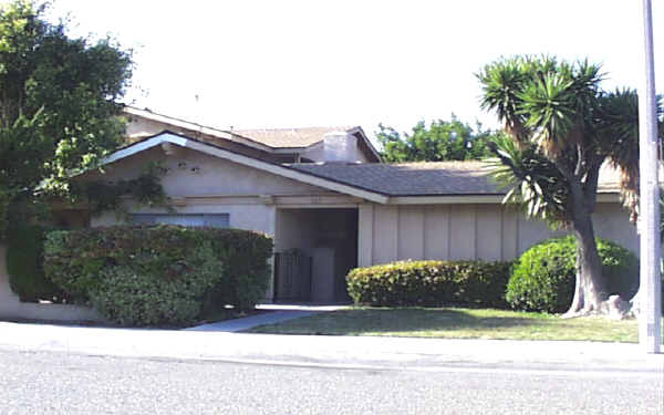 327 W Kelly Ave in Orange, CA - Foto de edificio - Building Photo