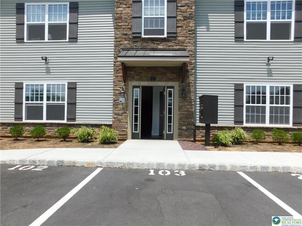 2321 Linford St in Bethlehem, PA - Building Photo