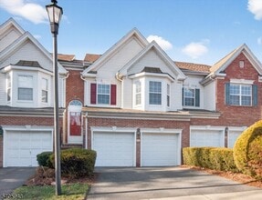 124 Barclay Dr in Nutley, NJ - Foto de edificio - Building Photo