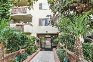 811 6th St, Unit 204 in Santa Monica, CA - Building Photo