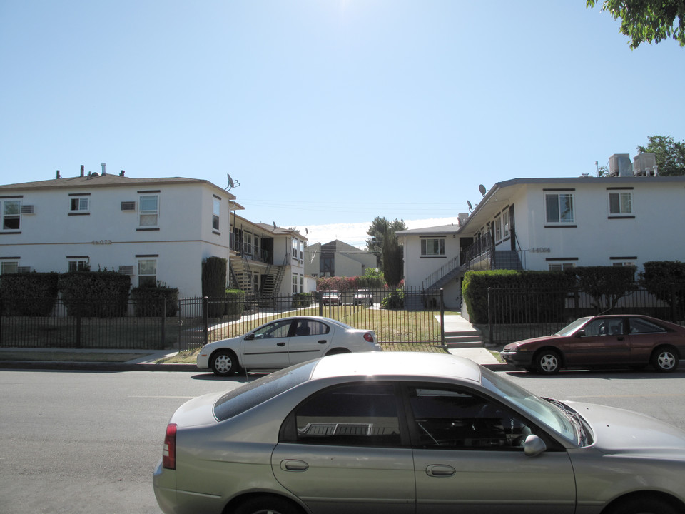 44072 Beech Ave in Lancaster, CA - Foto de edificio