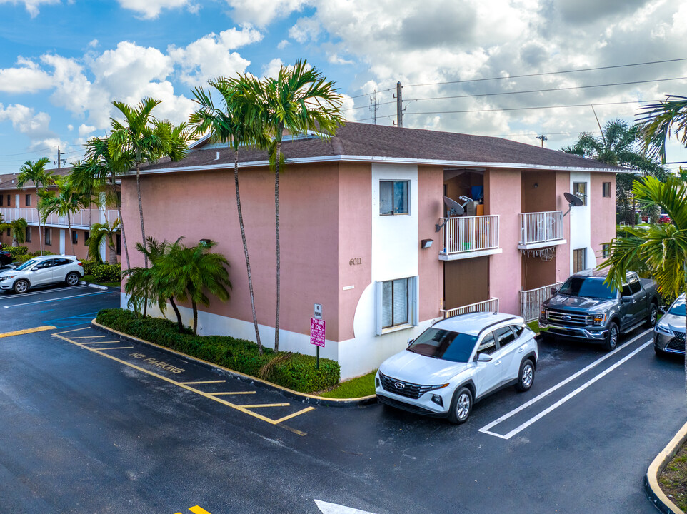 Villamore in Hialeah, FL - Building Photo