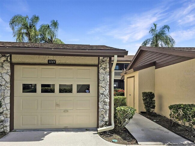 5749 Avista Dr in Sarasota, FL - Building Photo - Building Photo
