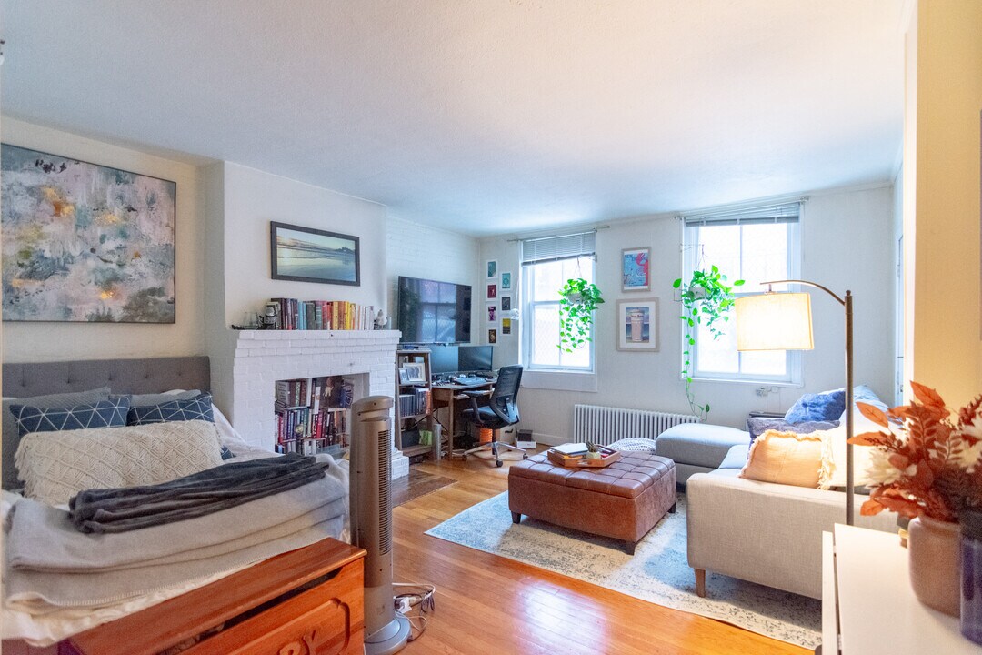 213 Newbury St, Unit 1 in Boston, MA - Building Photo