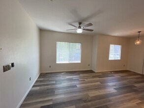 4655 Gold Dust Ave, Unit #109 in Las Vegas, NV - Building Photo - Building Photo