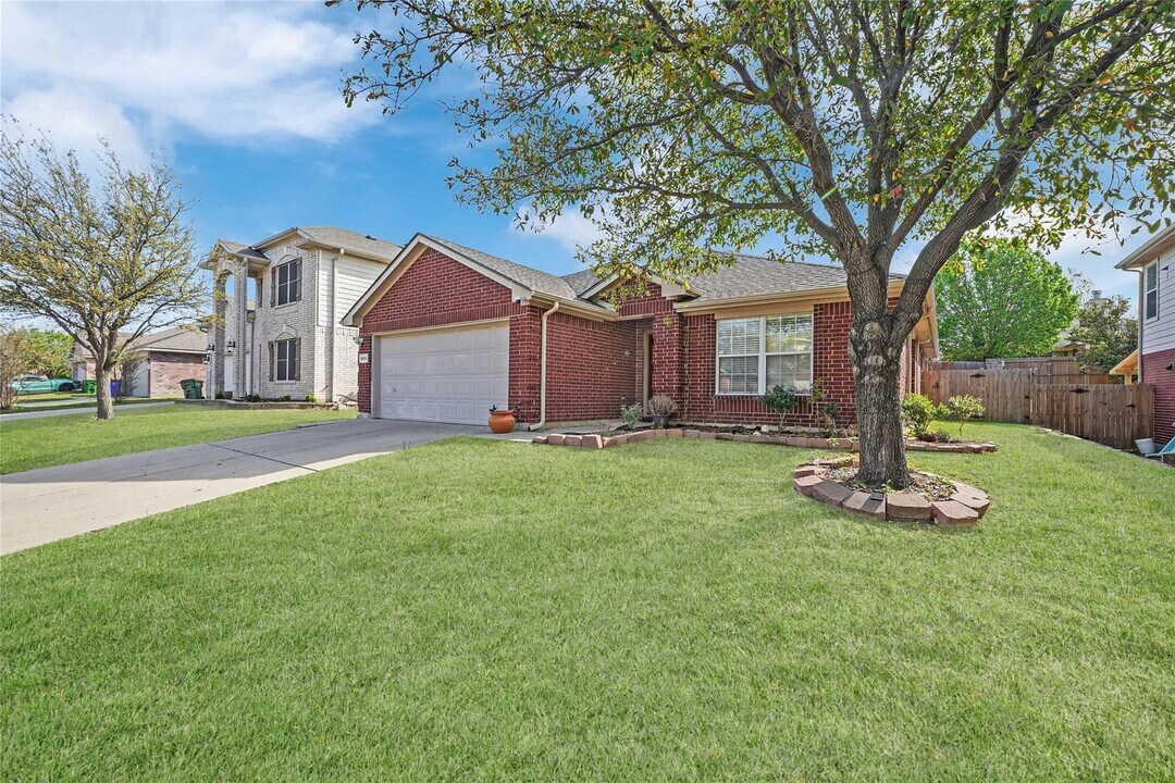 6800 Geyser Trail in Watauga, TX - Building Photo