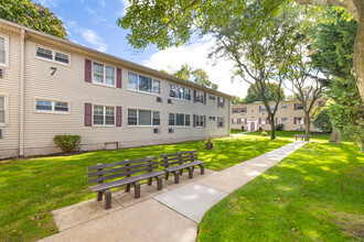 Post House in Westbury, NY - Building Photo - Building Photo