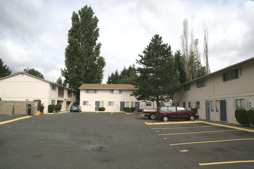 Riverside Villa in Milwaukie, OR - Building Photo