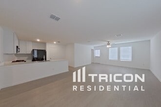 10737 Dusty Rnch Rd in Fort Worth, TX - Foto de edificio - Building Photo