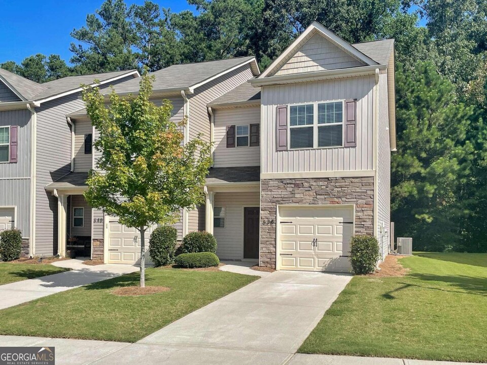 638 Oakside Pl in Acworth, GA - Foto de edificio