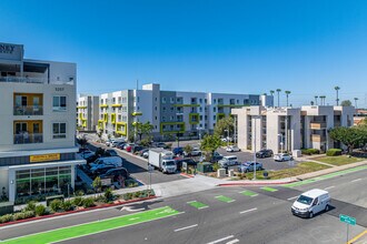 Modica Family Apartments in San Diego, CA - Foto de edificio - Building Photo