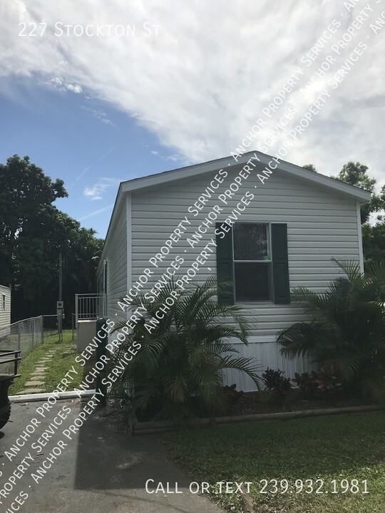 227 Stockton St in North Fort Myers, FL - Building Photo