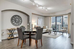 500 E Grant St in Minneapolis, MN - Building Photo
