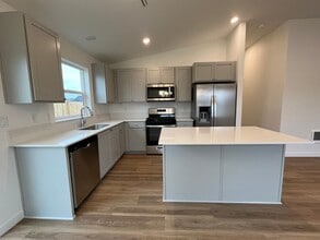 734 NE 16th St in Madras, OR - Building Photo - Building Photo