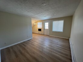 891 Mammoth Rd in Manchester, NH - Building Photo