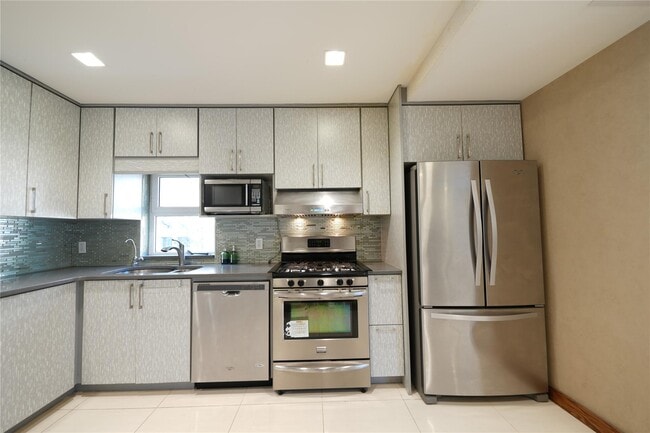 43-28 160th St in Queens, NY - Foto de edificio - Building Photo