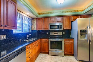 2121 Collier Ave in Ft. Myers, FL - Building Photo