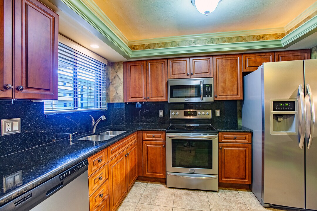 2121 Collier Ave in Ft. Myers, FL - Building Photo