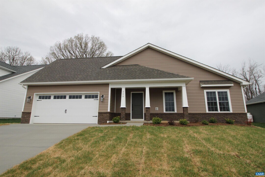 205 Lindburgh Dr in Waynesboro, VA - Building Photo