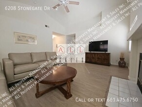 6208 Stonegate Dr in Bakersfield, CA - Building Photo - Building Photo