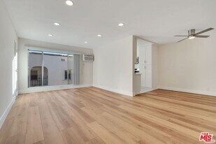 220 S Gale Dr in Beverly Hills, CA - Building Photo