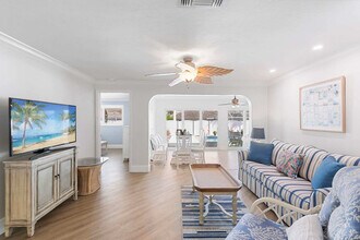 685 N Barfield Dr in Marco Island, FL - Foto de edificio - Building Photo