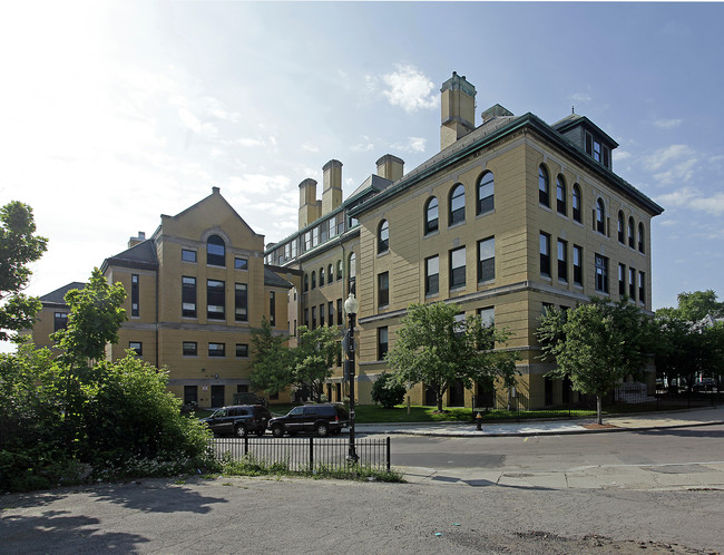 Latin Academy I in Boston, MA - Foto de edificio - Building Photo