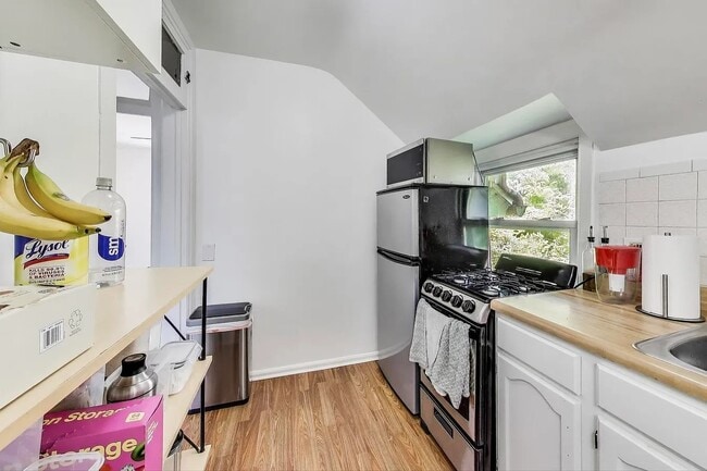 869 N McKinley Rd, Unit 2 in Lake Forest, IL - Building Photo - Building Photo