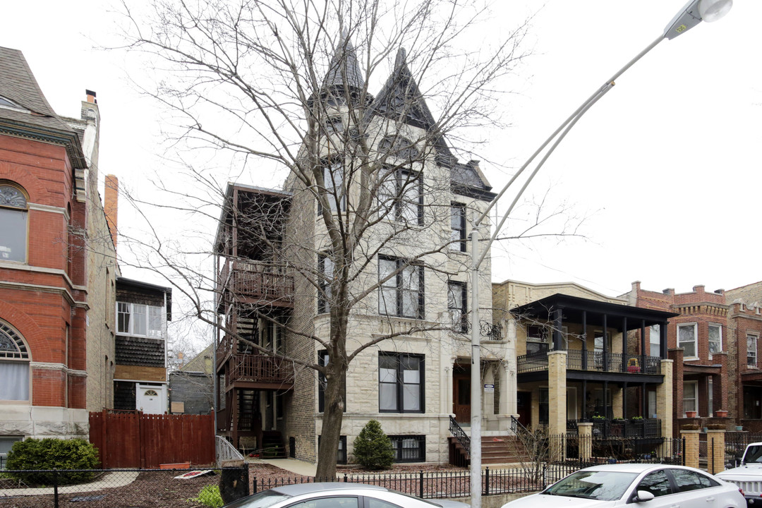 2134 W Concord Pl in Chicago, IL - Building Photo