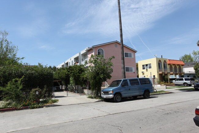 7039 Remmet Ave in Canoga Park, CA - Foto de edificio - Building Photo