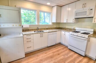 1205 N Greensboro St in Carrboro, NC - Building Photo - Building Photo